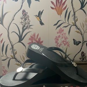 Vince Camuto black flip flops sz 7